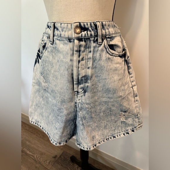 Forever 21 Acid Wash Jean Shorts 30 EUC - Picture 2 of 10